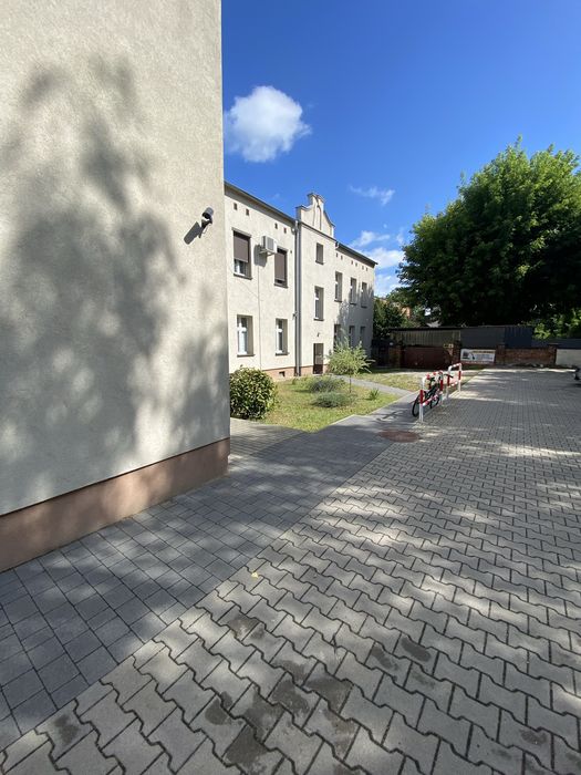 Duża piwnica z parkingiem i świetną lokalizacją