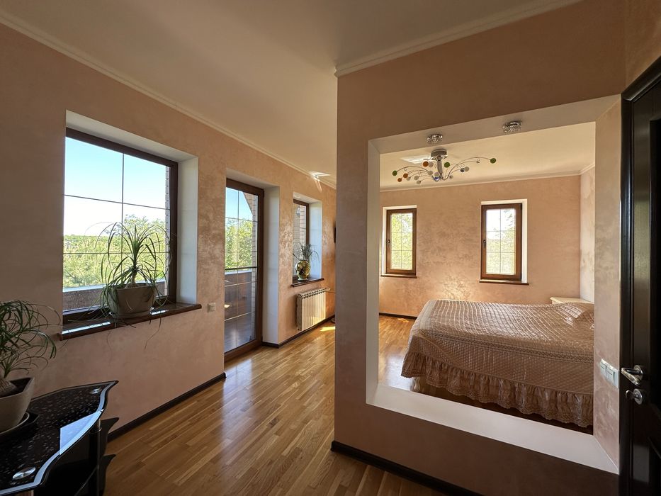 Продаж заміського будинку