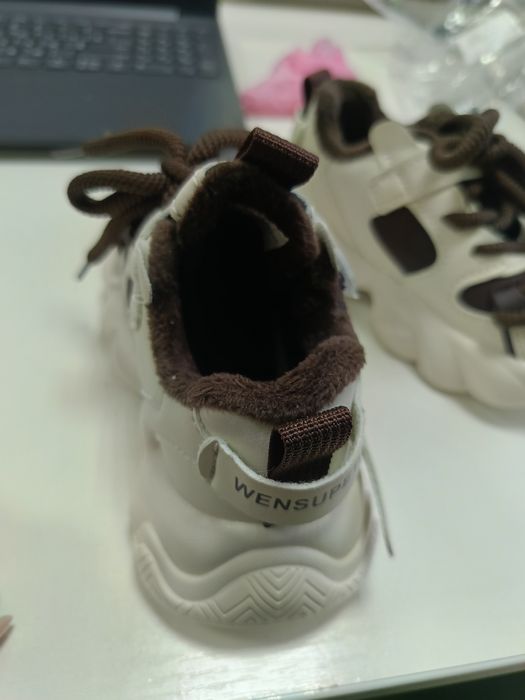 Новенькі кросівки