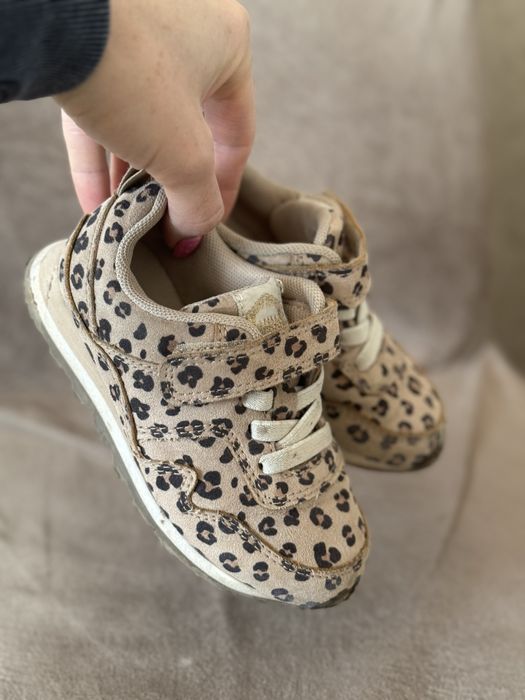 Набір шапка снуд і кросівки