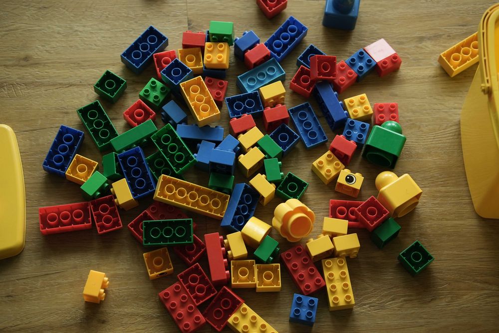 Balde cheio de peças Lego Duplo