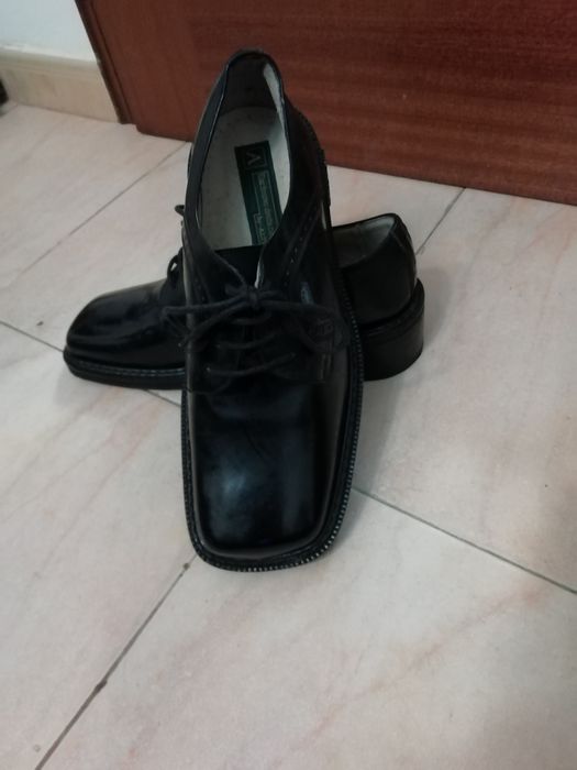 Sapatos em pele novos, Constantinus