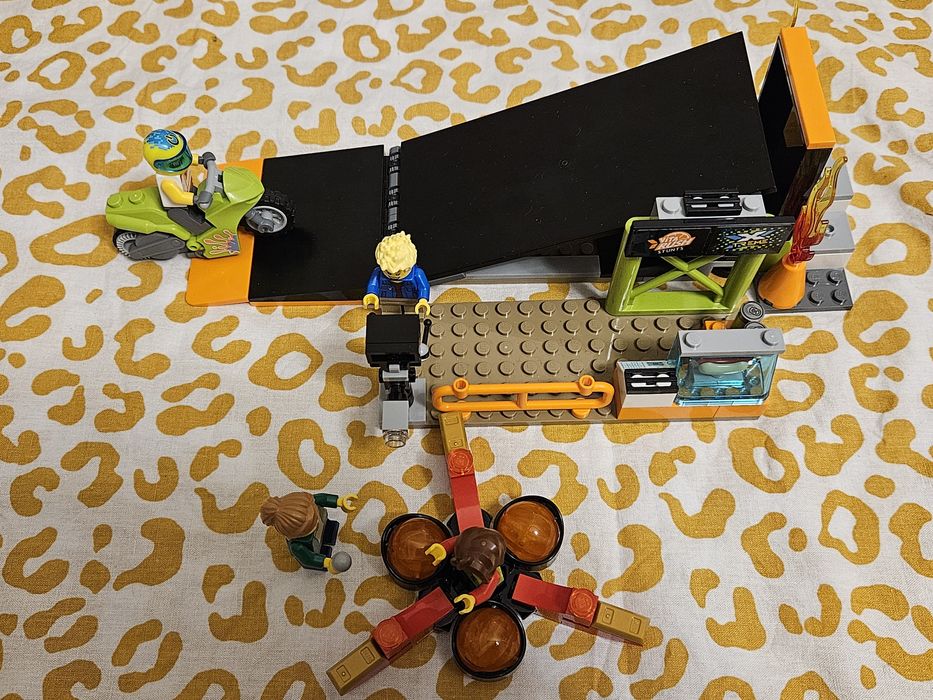 Lego oficial. Acrobacias e entrevistas.