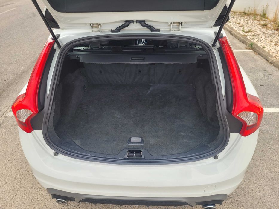 Volvo V60 I D5 2.4 215cv R-Design, 130.320km. Manutenção feita por mecânico qualificado, peças com faturas. Em uso diário. Caixa/direção com desgaste.