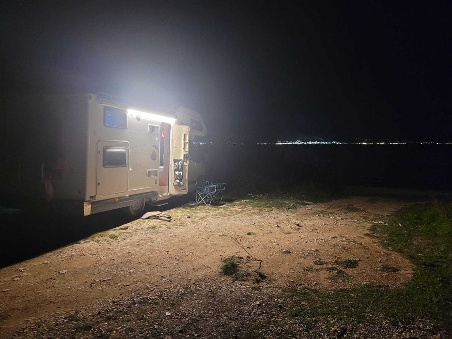 Autocaravana familiar fiável com cama de casal e beliche