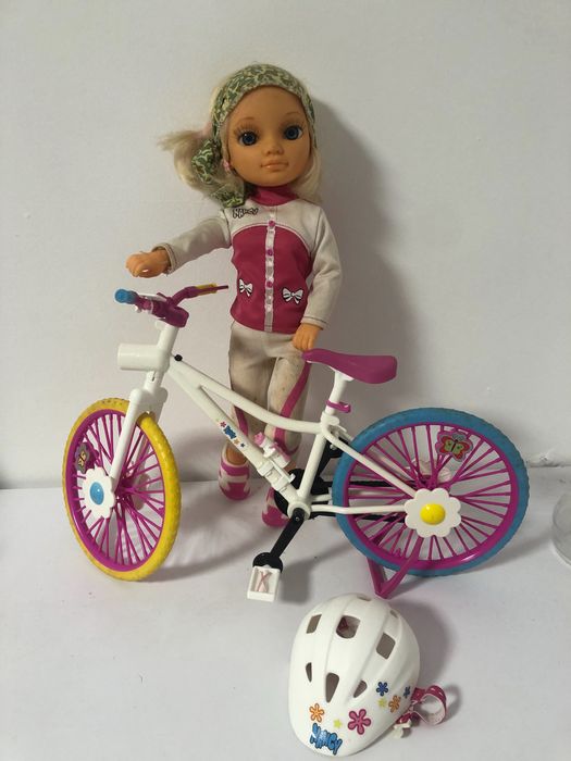 Nancy com bicicleta,com patins e esqui