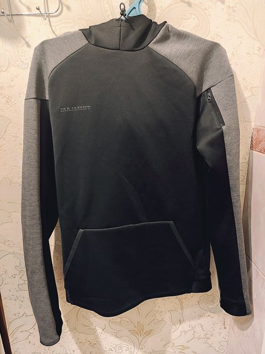 Кофта швейцарського бренду mammut