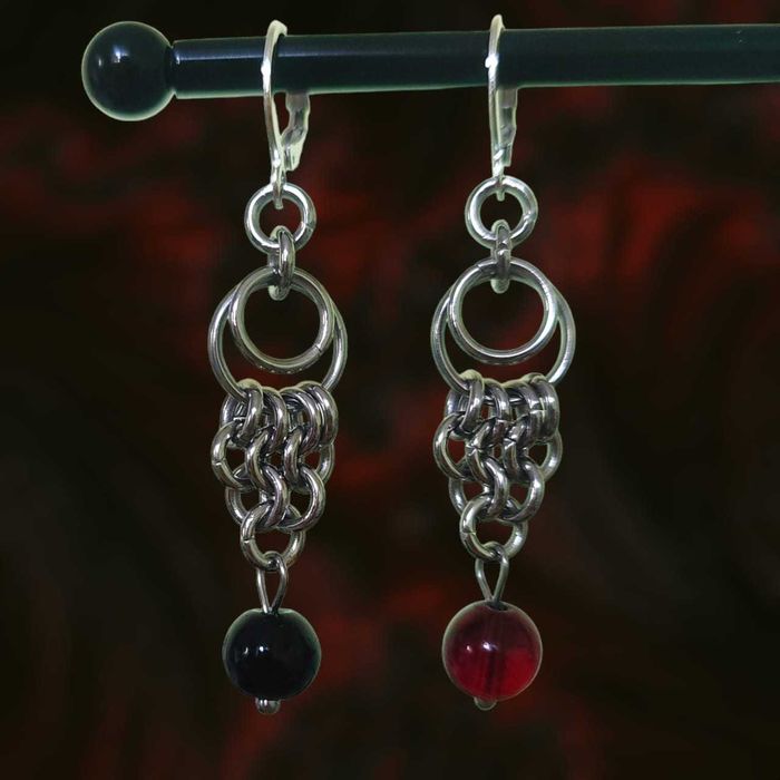 Gotyckie kolczyki chainmail – stal chirurgiczna i szkło chainmail