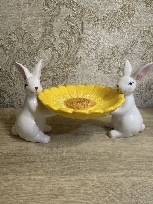 Блюдо BonaDi Кролики з квіткою 25.5 см