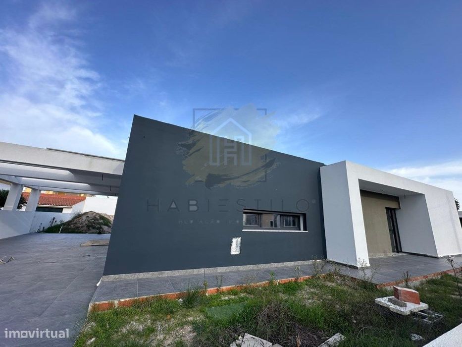 Moradia isolada V4 inserida em terreno de 876m2