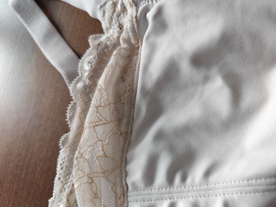 Biustonosz z koronką na regulowane ramiączka rozm 95F. Miriale.