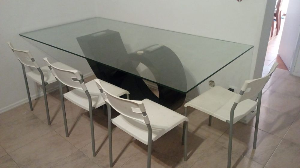 Mesa com tampo resistente de vidro