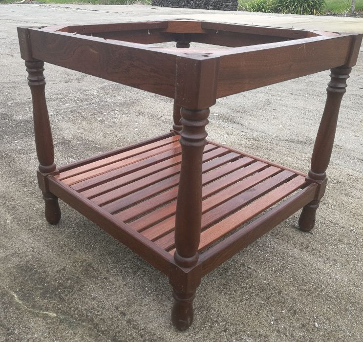 Mesa de sala em mogno c\tampo em vidro