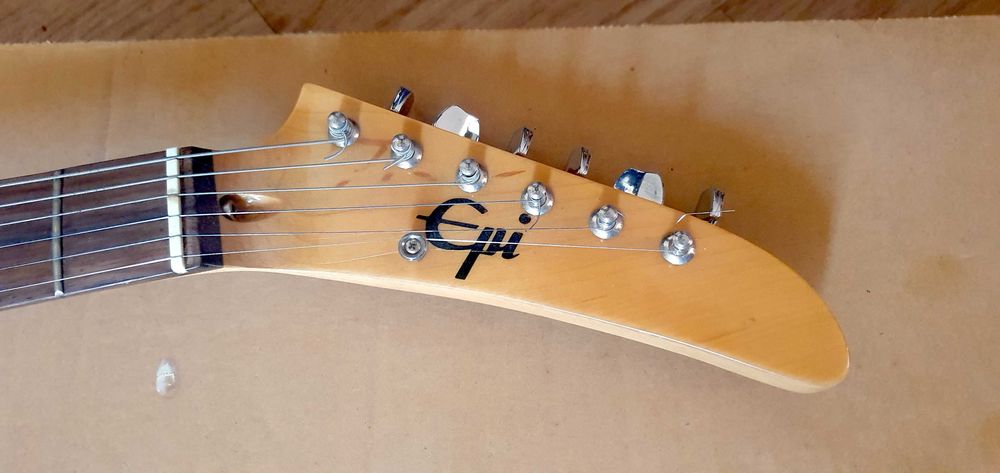 Vendo guitara elétrica Epiphone EPI S300, de 1995. Imaculada!