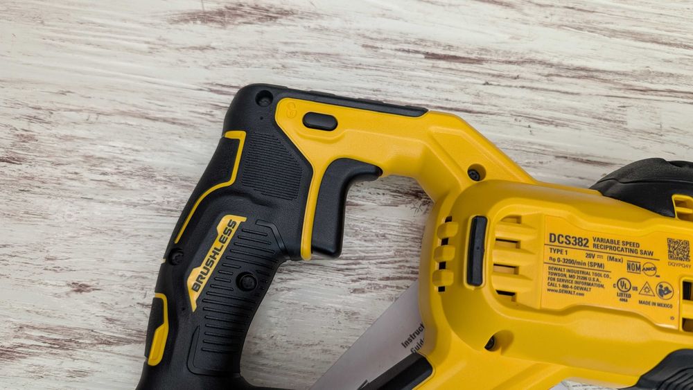 Акумуляторна бесщіточна сабельна пила Dewalt DCS382 20v
