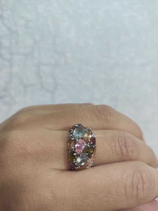 Серебряное кольцо с разноцветными камнями