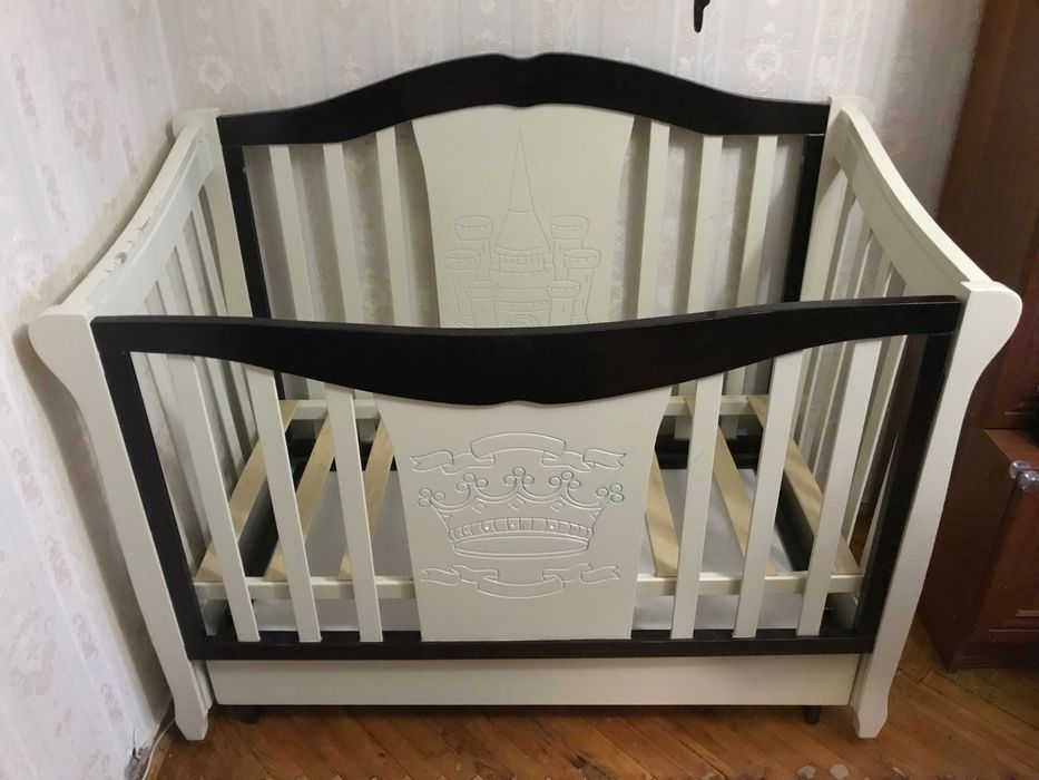 Дитяче ліжко з маятником