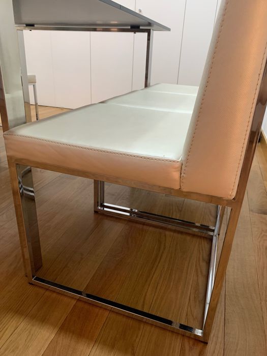 Mesa de vidro preto mais 6 cadeiras brancas