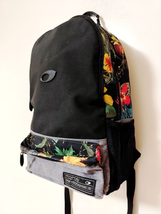 Mochila preta com padrão floral marca Mormaii