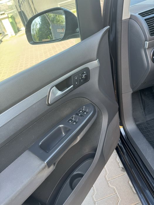 Автомобіль Volkswagen Touran