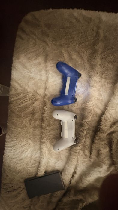PS4 slim, com dois comandos funcionais, GTA V e fones gamer com microfone a funcionar