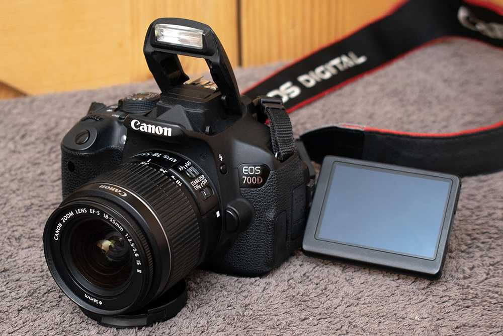 Canon EOS 700D з об’єктивом, сумкою та карткою. Дзеркальний фотоапарат