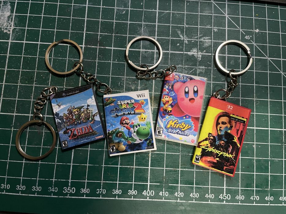 Брелок у вигляді коробки з іграми для xbox, nintendo, playstation 1-5.