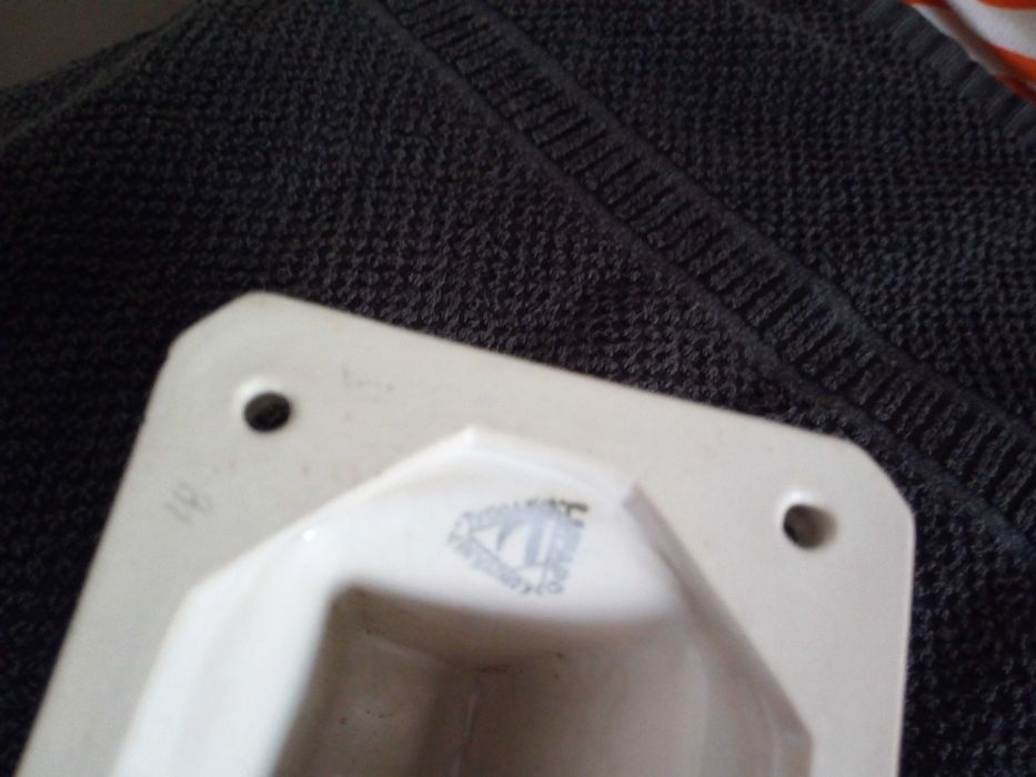 TOALHEIRO em  Cerâmica e vidro fábrica Lusitânia/Lufapo