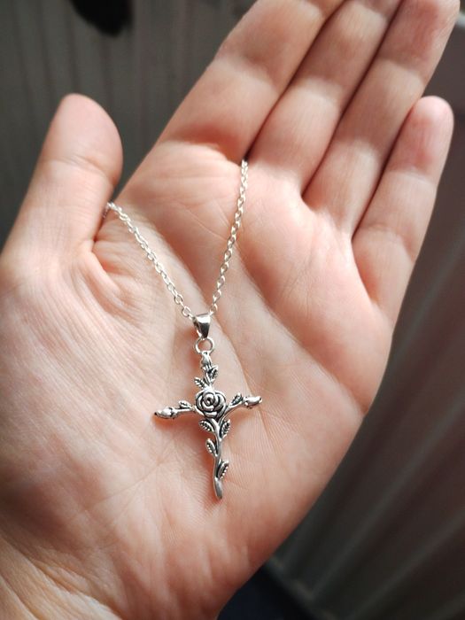Łańcuszek z zawieszką srebrny krzyż krzyżyk róża komunia prezent
