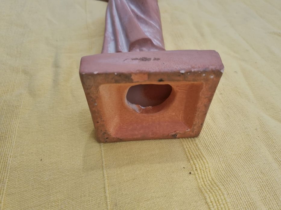 Estatueta medidas nas fotos