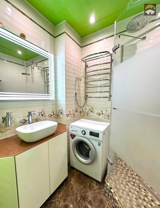 Продається 2-х кімнатна сталінка в Центрі  "Будинок зі Шпилем"