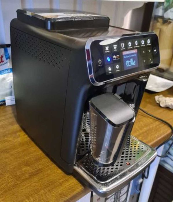 Кавомашина автоматична Philips Series 4300 LatteGo EP4400 капучинатор