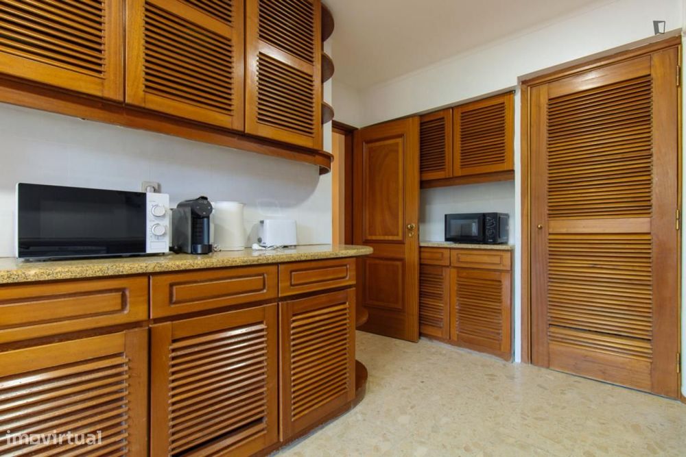 Quarto - localizado em Benfica Lisbon