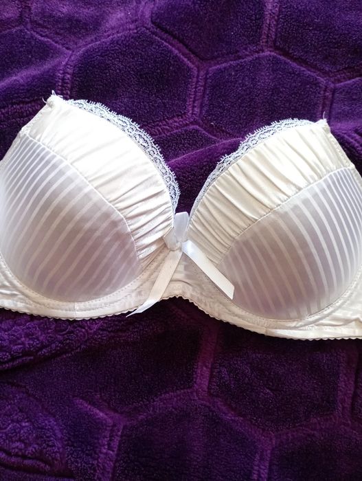 Śliczny mieniący stanik push up