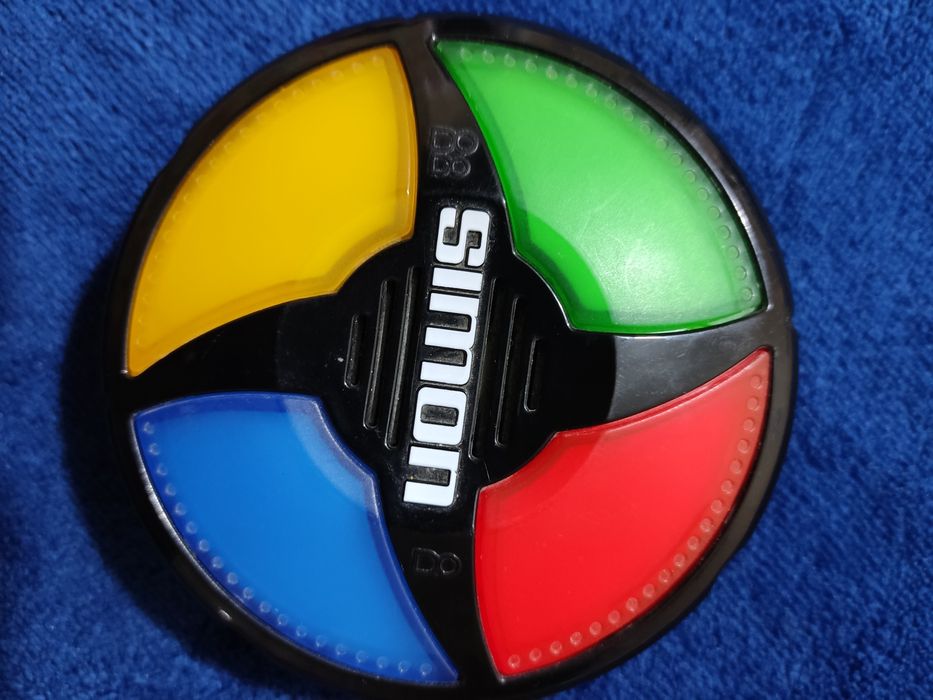 Интерактивные музыкальные игры Loopz Mattel и Simon Hasbro.