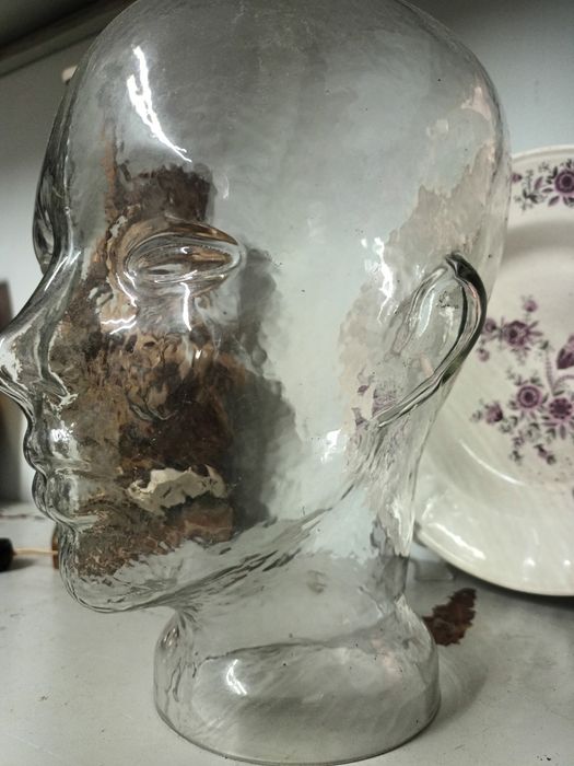 Cabeça em vidro para expor óculos em vitrine