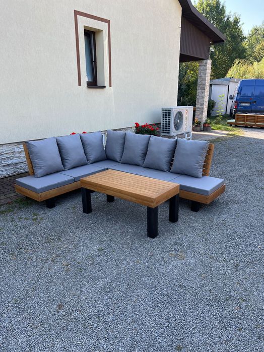Narożnik ogrodowy sofa z poduszkami i stolikiem