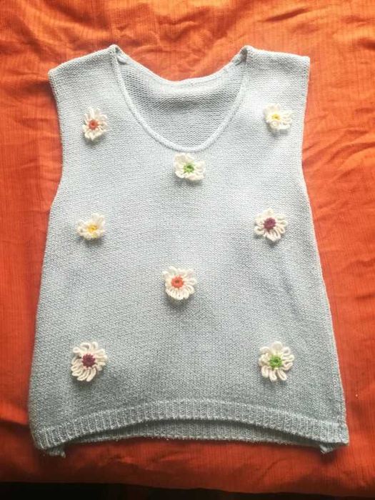 Błękitna kamizelka z kwiatkami