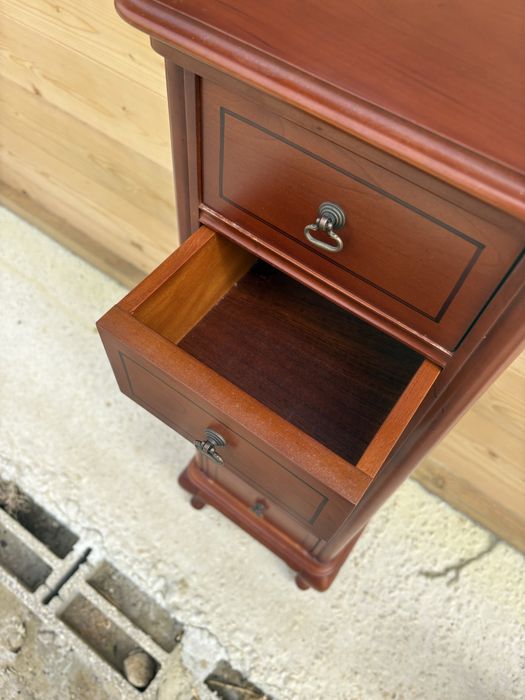 Móvel estilo clássico em madeira maciça