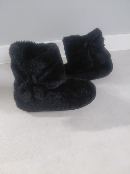 Czarne futrzane  bambosze domowe, rozmiar 4(37)