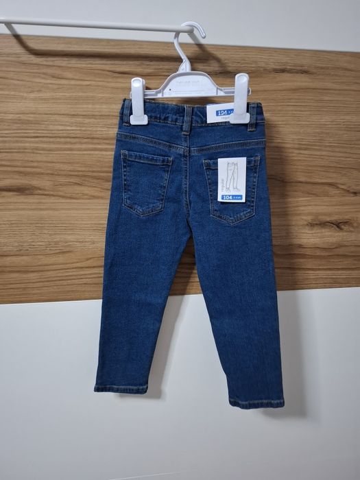 Nowe jeansy chłopięce 104