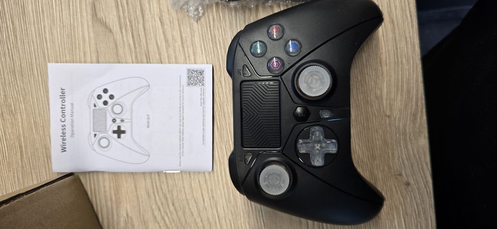 bezprzewodowy kontroler (gamepad) do gier, model RH418-F w kolorze czarnym