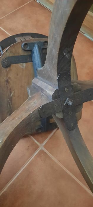 Cadeira antiga de madeira com suporte em ferro