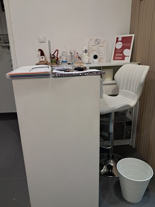 3 Cadeiras e 1  balcão de recepção