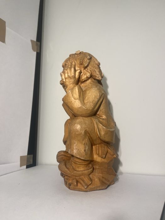 Figura drewniana siedząca
