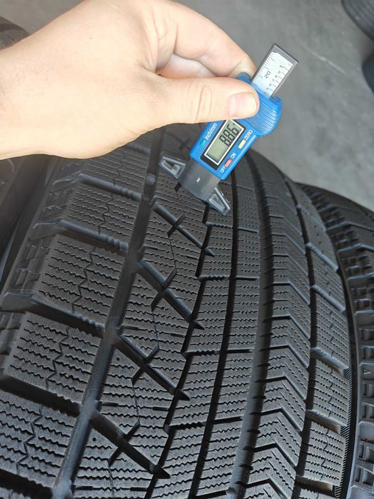 Bridgestone Blizzak R18 245/50 зимові шини липучки у відмінному стані