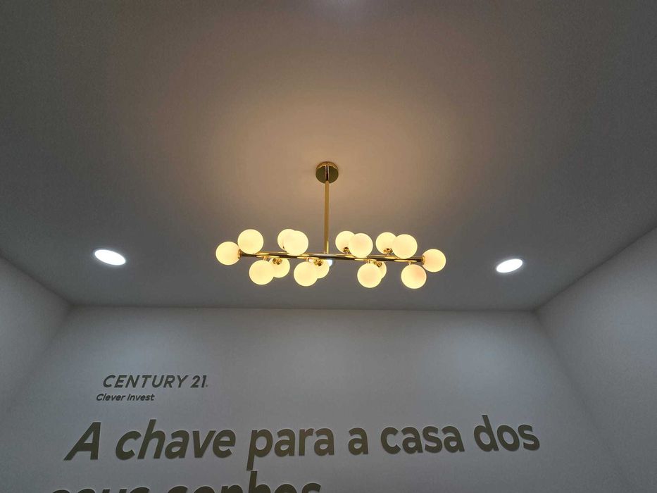 Candeeiro dourado e branco