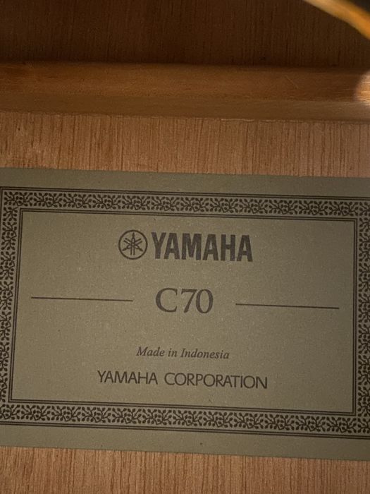 гитара Yamaha C70 в ідеальному стані з чохлом (теж в ідеальному стані)