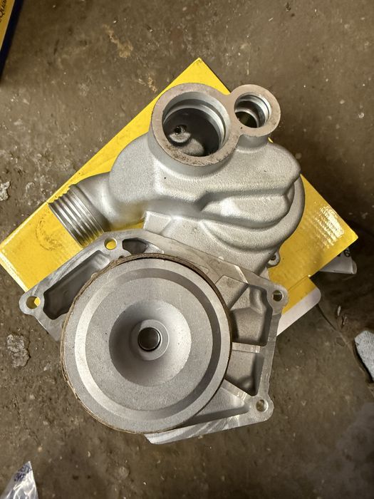 Pompa wody BMW E31 850 Ci / Csi  M70 Nowa …04162