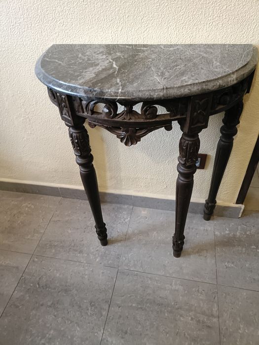 Mesa em madeira tampo em mármore.  Peça elegantes e original, com design em meia-lua e detalhes esculpidos .